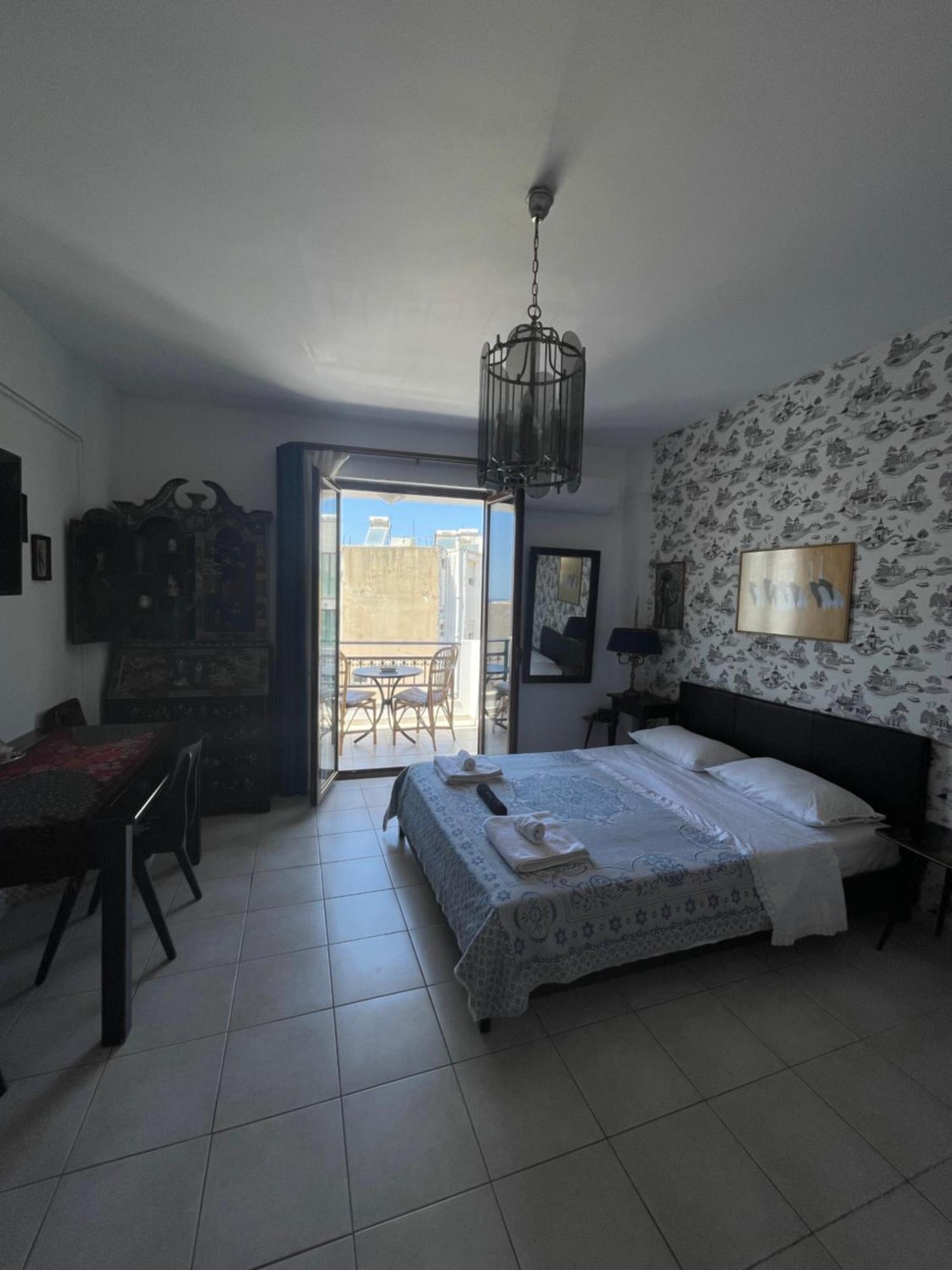 Retire Flat In The Heart Of Apartment *